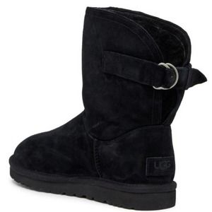UGG Chestnut Remora Boots in Black